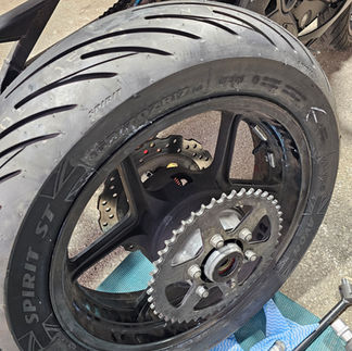 „Ein brandneuer Motorradreifen mit tiefem Profil und makelloser Oberfläche.“