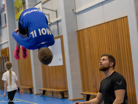 Hopp på trampoline i idrettshall