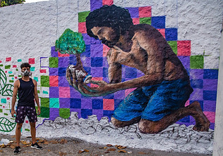 Painel do artista Smith Arte: catador segurando uma latinha de onde nasce uma árvore