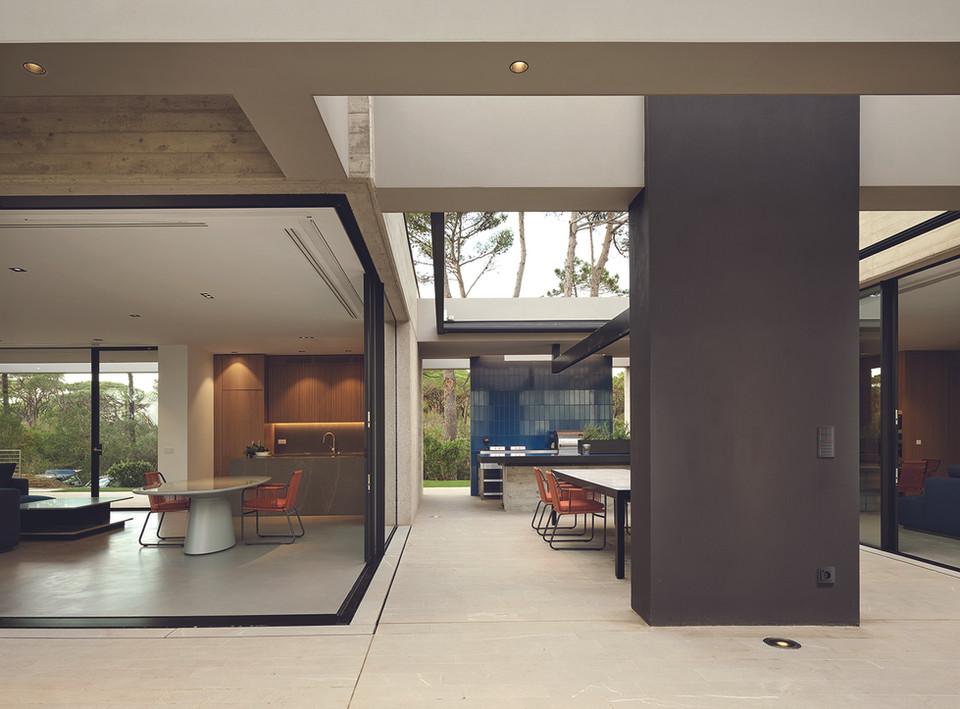 Moderne Architektur: Offene Wohnküche mit Blick in den Garten ausgestattet mit ekinex