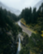 Photo d'une route avec cascade