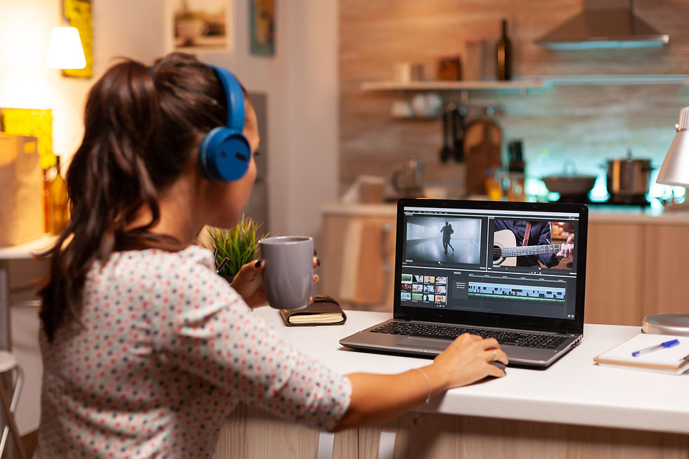 Femme avec un ordinateur portable.