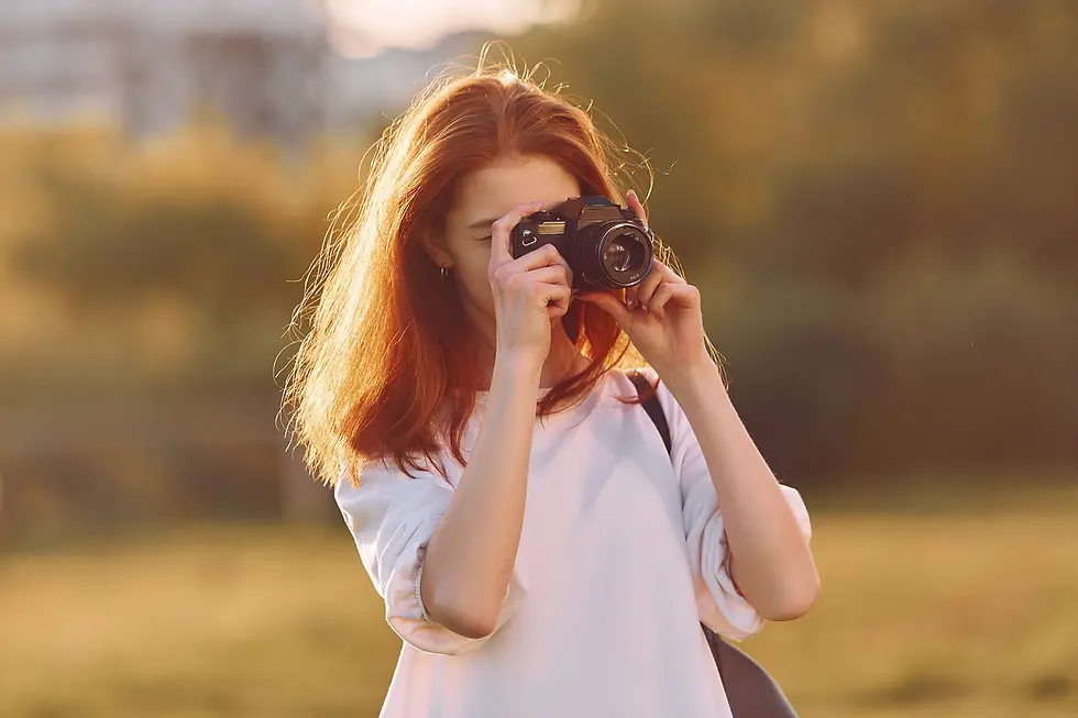 Femme avec appareil photo.
