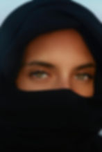 Portrait d'une femme qui couvre son visage