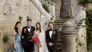 Adrian Smith tocando e cantando no casamento de sua filha / Adrian Smith playing and singing at his daughter's wedding