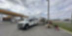 camion de maintenance blanc devant une station service