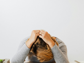 Personne épuisée par le travail, en burn-out