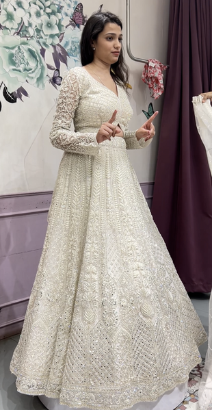 Grace, Glam & Glitz: The Ivory Dream Lehenga That’s Making Brides Say “Yes” at Adviraa!