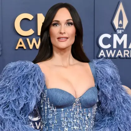 Kacey Musgraves Pranks Robert’s Western World Crowd Disguised as Ronnie Dunn with a Surprise Performance of ‘Neon Moon’ 