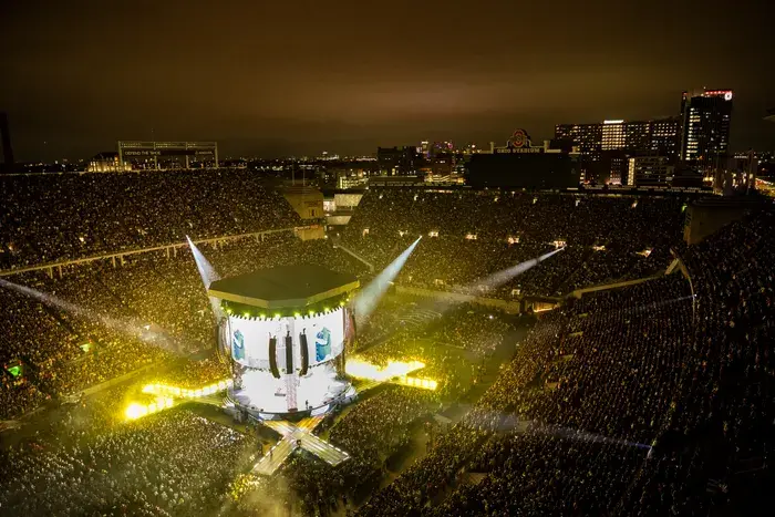 Luke Combs sets new record for highest attendance at a concert in new 2026 tour.