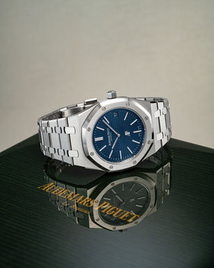 AUDEMARS PIGUET
A FINE STAINLESS STEEL AUTOMATIC BRACELET WATCH, WITH DATE