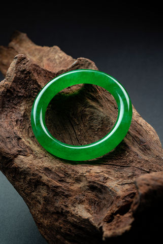An Exceptional Jadeite Bangle, Hong Kong Jewellery & Diamond Photography, Jewellery, Diamond, Photography, Gemstone, Gold, Jewellery Photography, Jewellery Photographer, Fine Jewellery Photography, Diamond Photography, Diamond Photography
