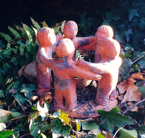 Tillsammans runt elden.