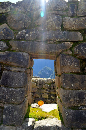 Ett fönster i Machu Picchu mot berget Putucusi.