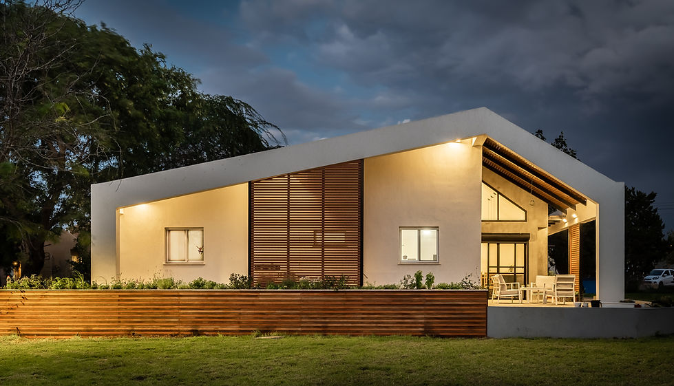 חזית ראשית מוארת מהקיבוץ