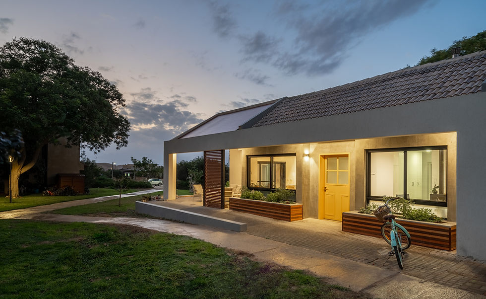 מבט מהשביל חזית מוארת 