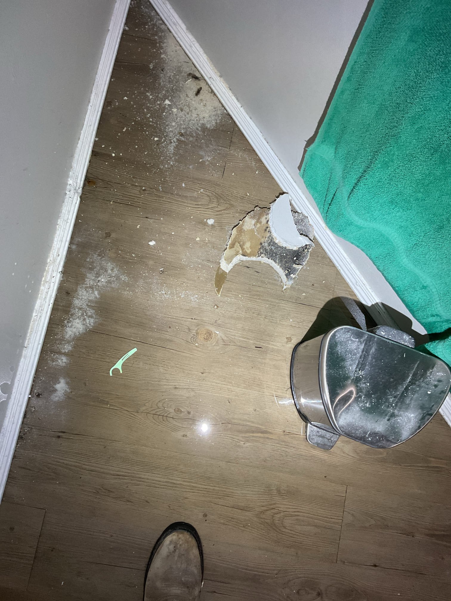 Clean, filtered water for a healthy home. Image may depict a whole house water filter or conditioner system, possibly installed outdoors, ensuring pure water from every tap. Enjoy the benefits of filtered water, promoting better health and well-being for the entire family. Is filtered water good for health? This setup suggests a commitment to water quality and a healthier lifestyle.