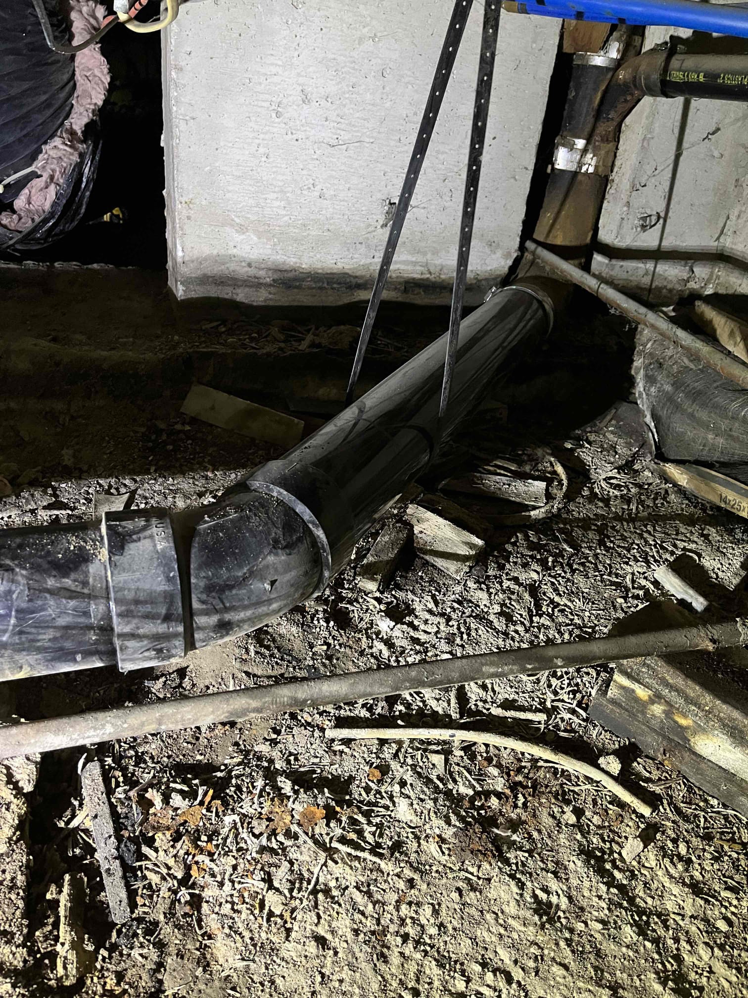 Emergency plumber responding to a burst pipe, highlighting 24/7 availability for urgent plumbing and HVAC service needs. Find reliable 'emergency plumbing service near me' for immediate assistance.