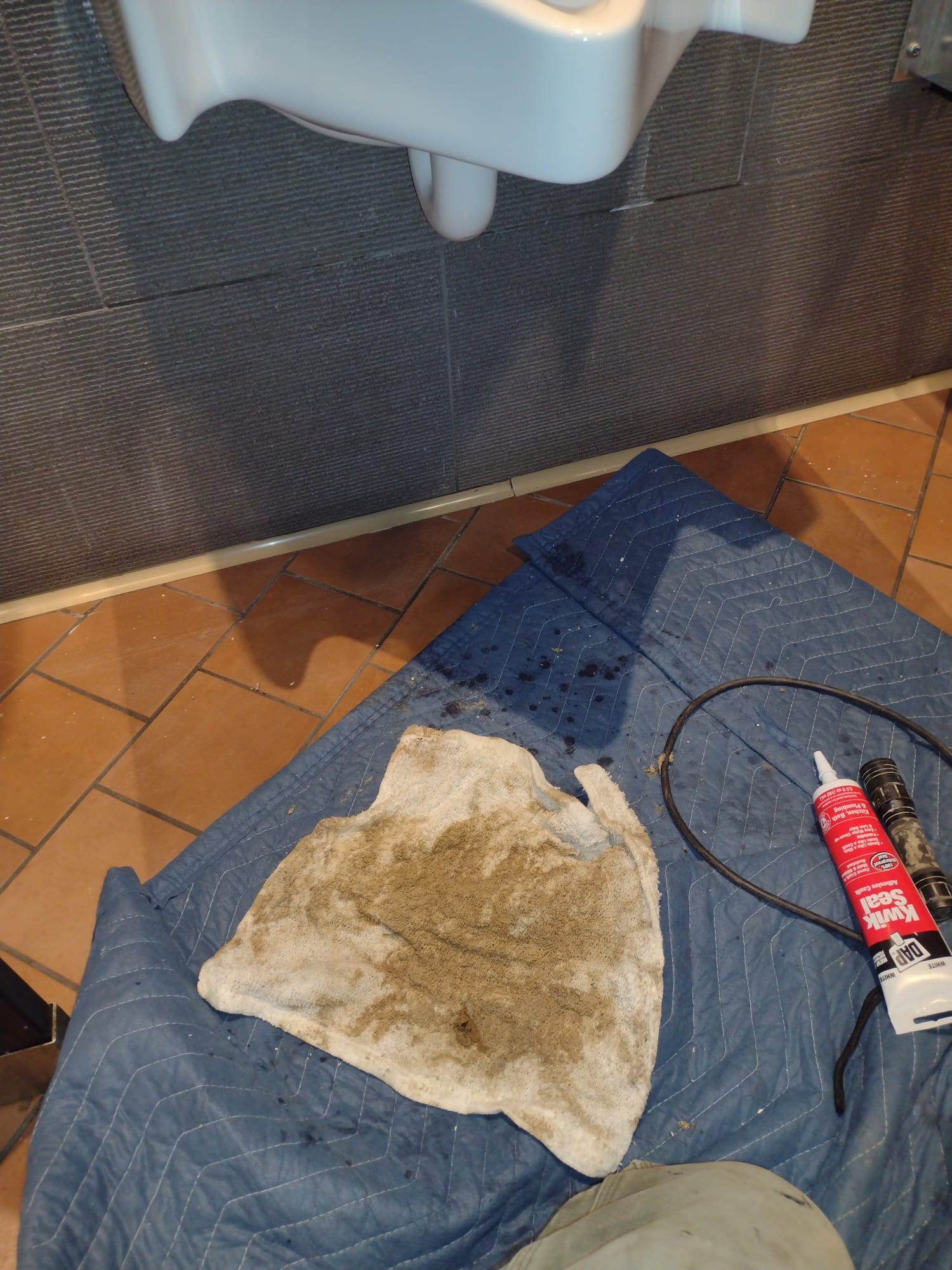 Image depicting a plumber urgently responding to a plumbing emergency. Relevant for searches like 'emergency plumber near me,' 'plumbers near me,' and highlighting the availability of potentially 'cheap plumbers near me' depending on the specific service.