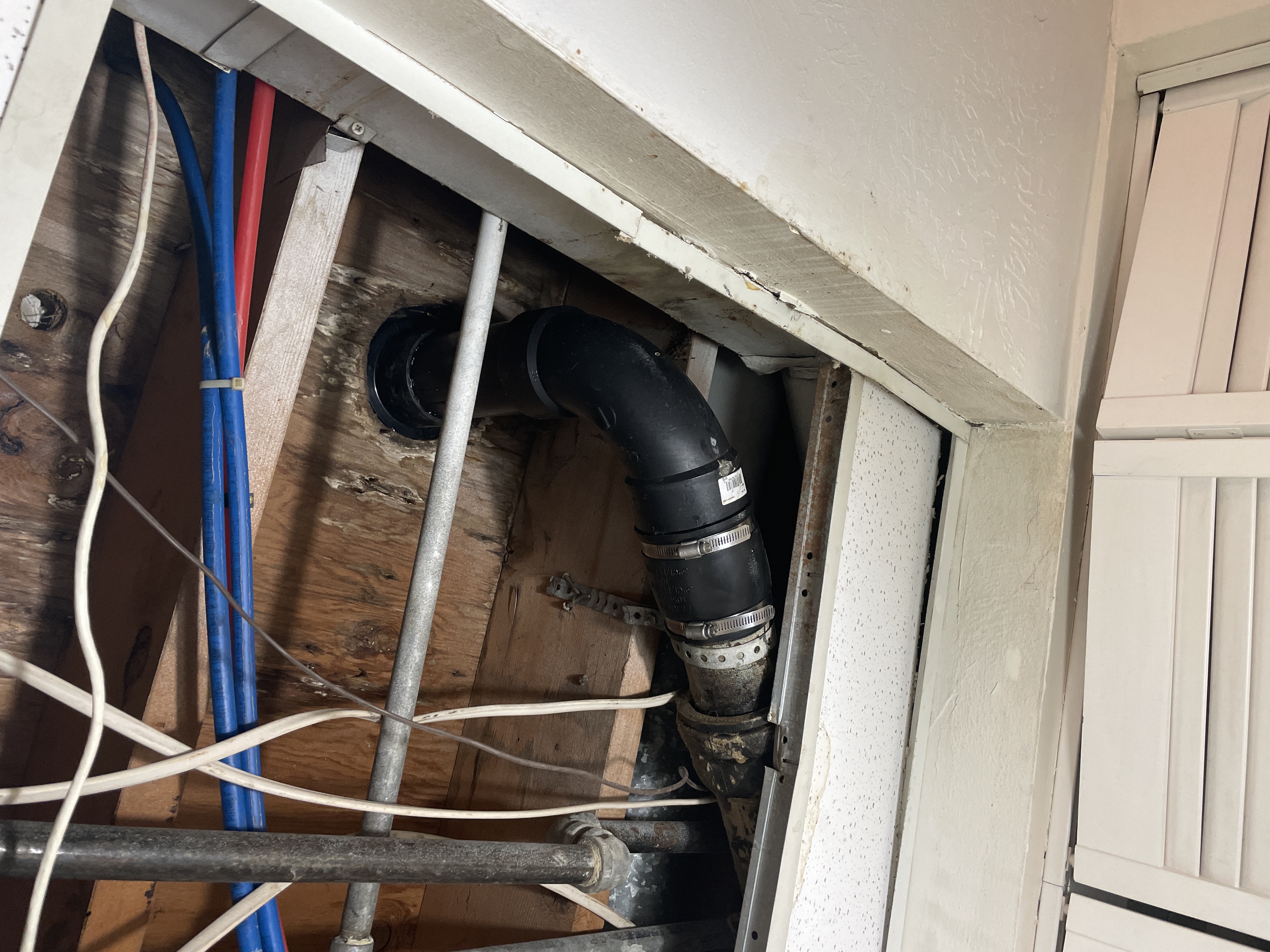 Image depicting emergency plumbing services. Find local plumbers and heating specialists for immediate assistance with leaks, burst pipes, and urgent plumbing repairs near you. Get fast, reliable help for all your plumbing and heating needs.