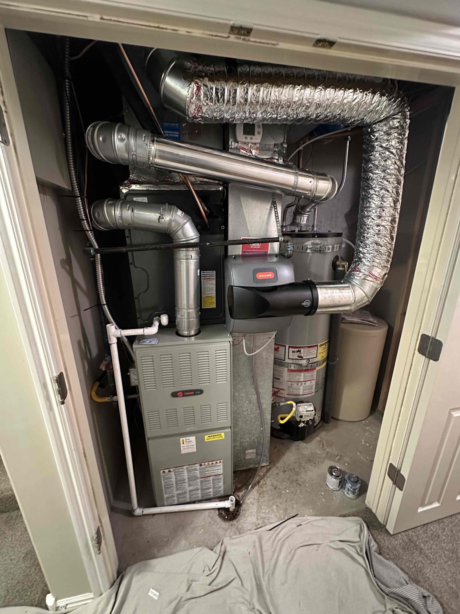 A high-efficiency heat pump and gas furnace system, highlighting reliable ignition (similar to a Maytag furnace ignitor) and professional commercial furnace installation. Symbolizes modern HVAC solutions for optimal climate control.