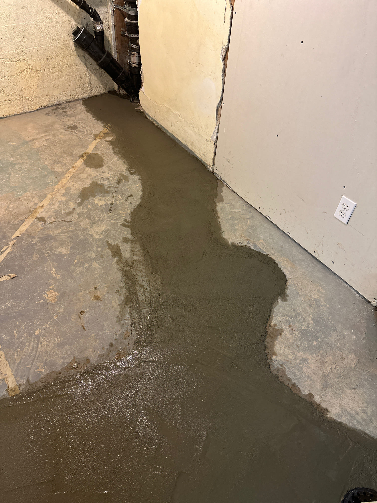 Image depicting commercial bathroom mold cleanup, highlighting quick, same-day service. Sink cleaning with baking soda is shown, emphasizing natural and effective mold removal for 24-hour facility maintenance.