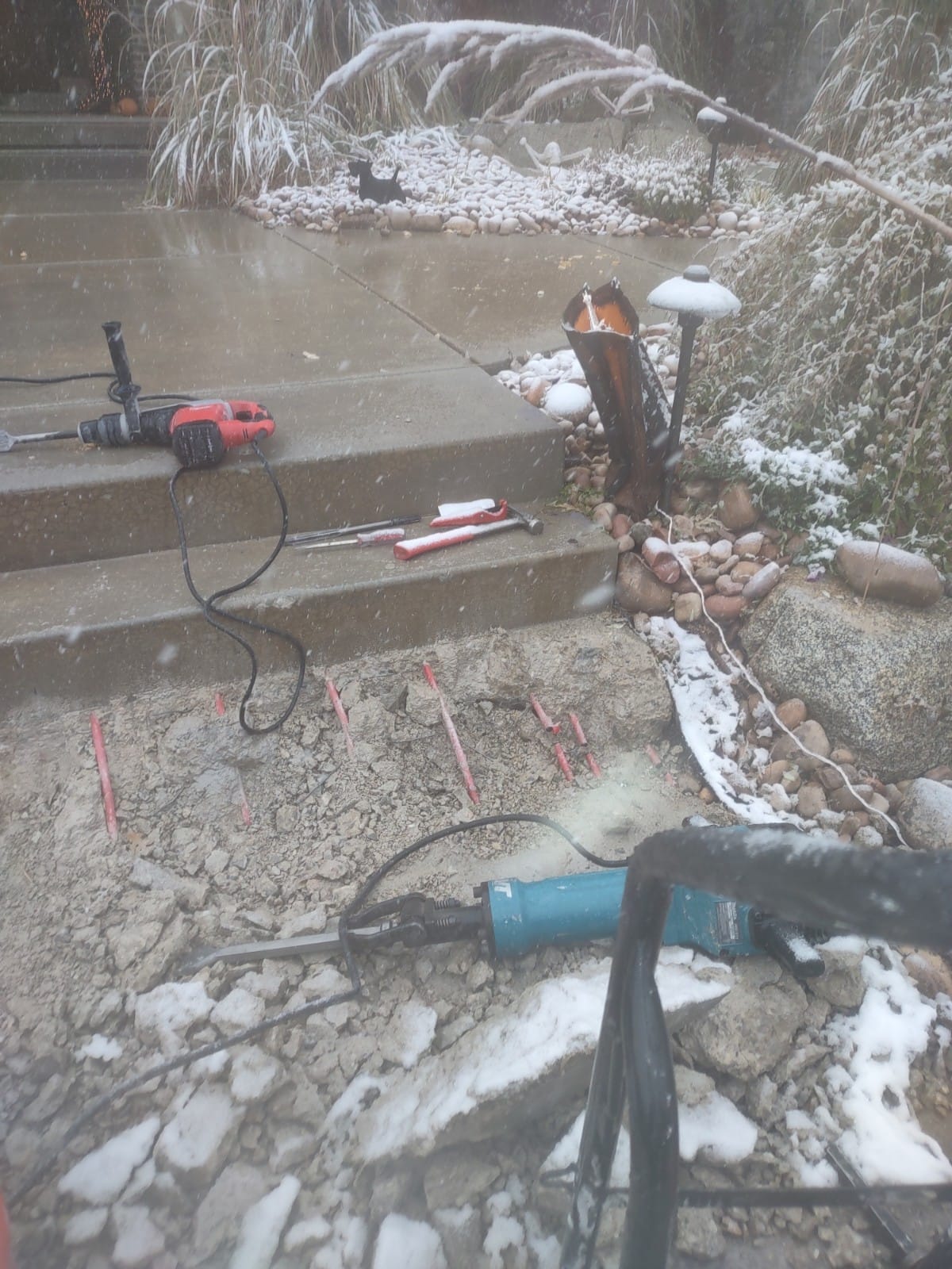 Infographic comparing heat pumps and electric furnaces for home heating. Visual aid for understanding efficient electric heating options and alternatives to electric furnaces that aren't heating properly. Useful for those seeking electric heating service and exploring energy-saving solutions.