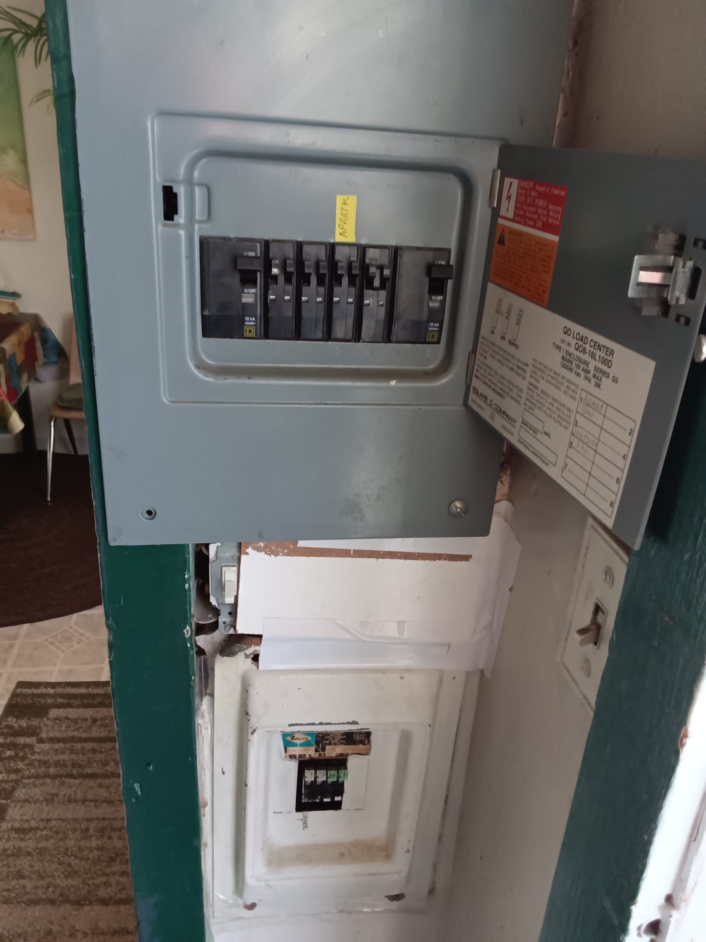 Visual representation of signs indicating residential mold damage, suggesting potential homeowners insurance claims and the need for mold damage troubleshooting in your home.