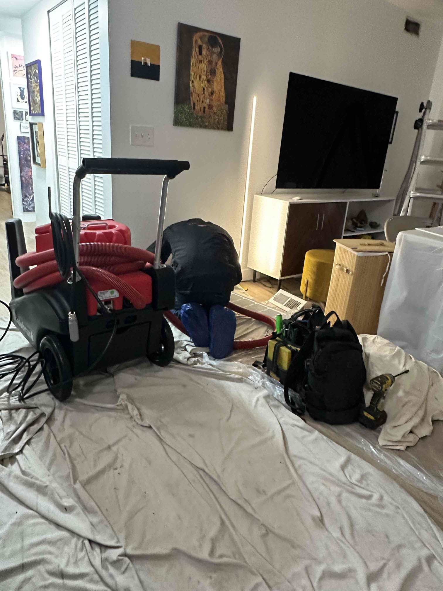 Image depicting ways to eliminate smoke odors and create a fresh-smelling home. Focus on natural solutions and professional smoke damage cleaning services to tackle lingering smells like burnt toast, ensuring a clean and inviting atmosphere.