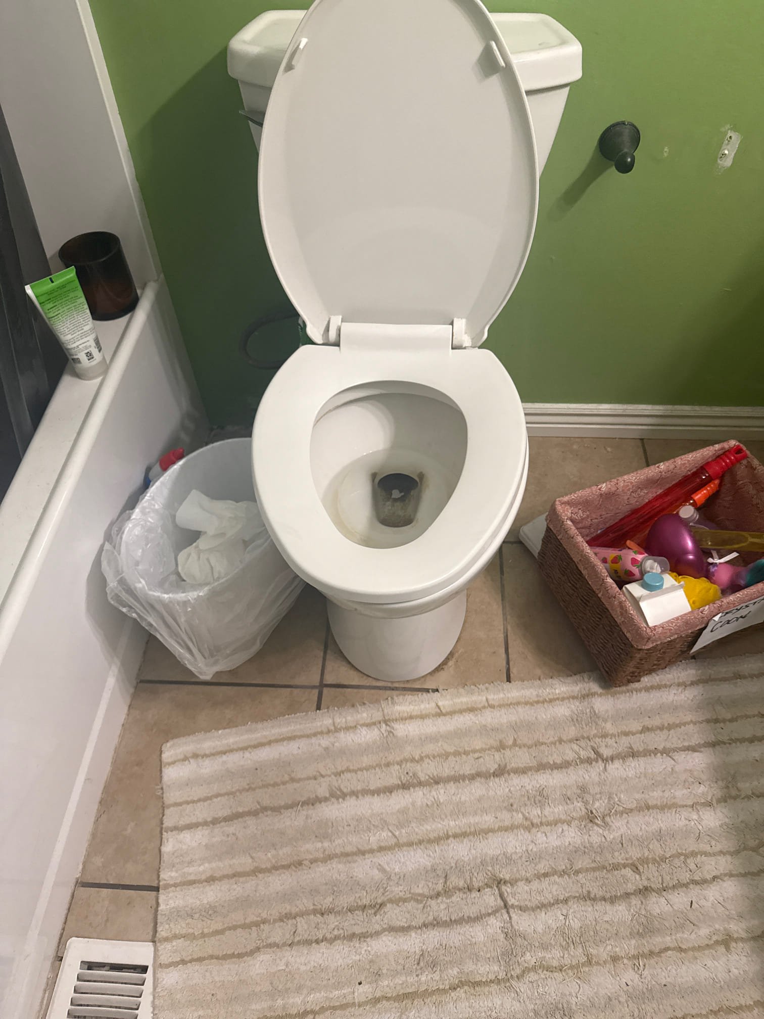 A clogged bathtub drain, a common plumbing problem similar to toilet bowl issues, highlighting the need to know how to unstop a tub quickly and effectively. Learn DIY methods for bathtub drain cleaning.