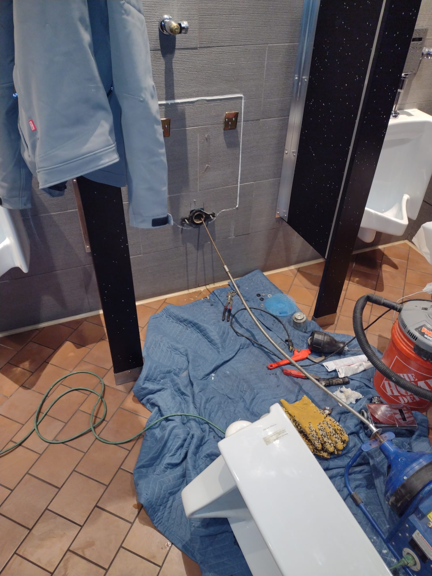 Image depicting a local emergency plumber, ready to handle urgent plumbing issues. A visual representation of 'plumbers near me' and 'cheap plumbers near me' search results, highlighting quick and affordable plumbing solutions.