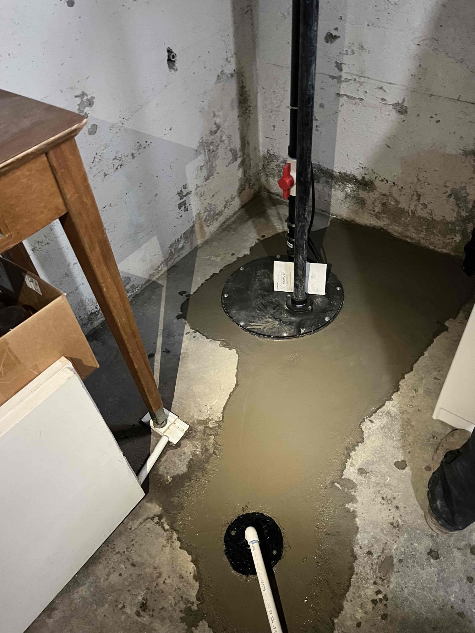 Image depicting emergency plumbing services. Could show a plumber fixing a burst pipe, a backed-up sewer, or responding to an urgent plumbing call. Emphasizes rapid response for plumbing emergencies and sewer issues in your local area. Search terms: 'emergency plumbing services near me', 'sewer service near me', 'plumber emergency near me'.