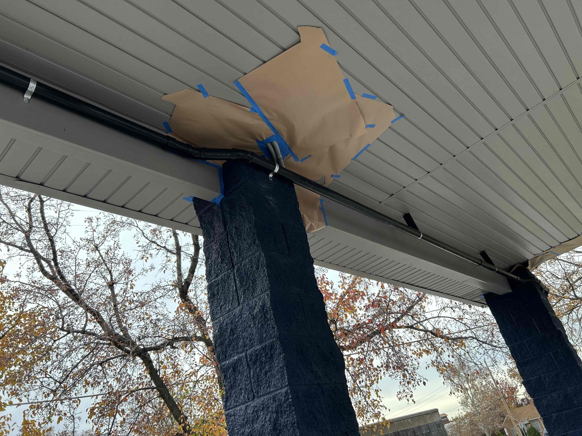 Alt text: Sewage odor removal concept. A bathroom with a strong, unpleasant septic system smell, indicating a sewage odor problem. The image illustrates the need for effective solutions to eliminate bathroom stinks like sewage and improve indoor air quality.