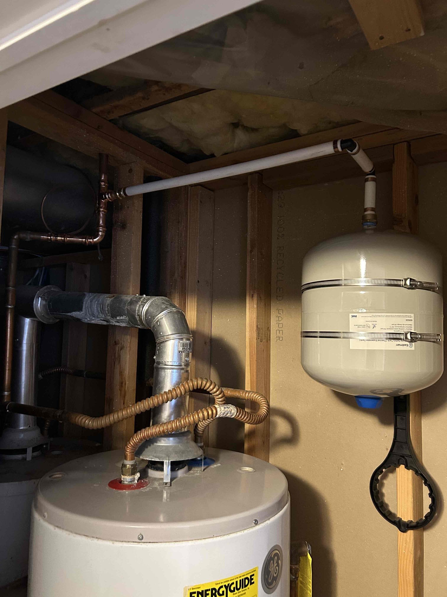 Emergency 24/7 commercial ceiling water damage remediation services. Fast, same-day response to mitigate water damage in commercial ceilings. Professional cleanup and restoration to prevent further structural issues and business disruption.