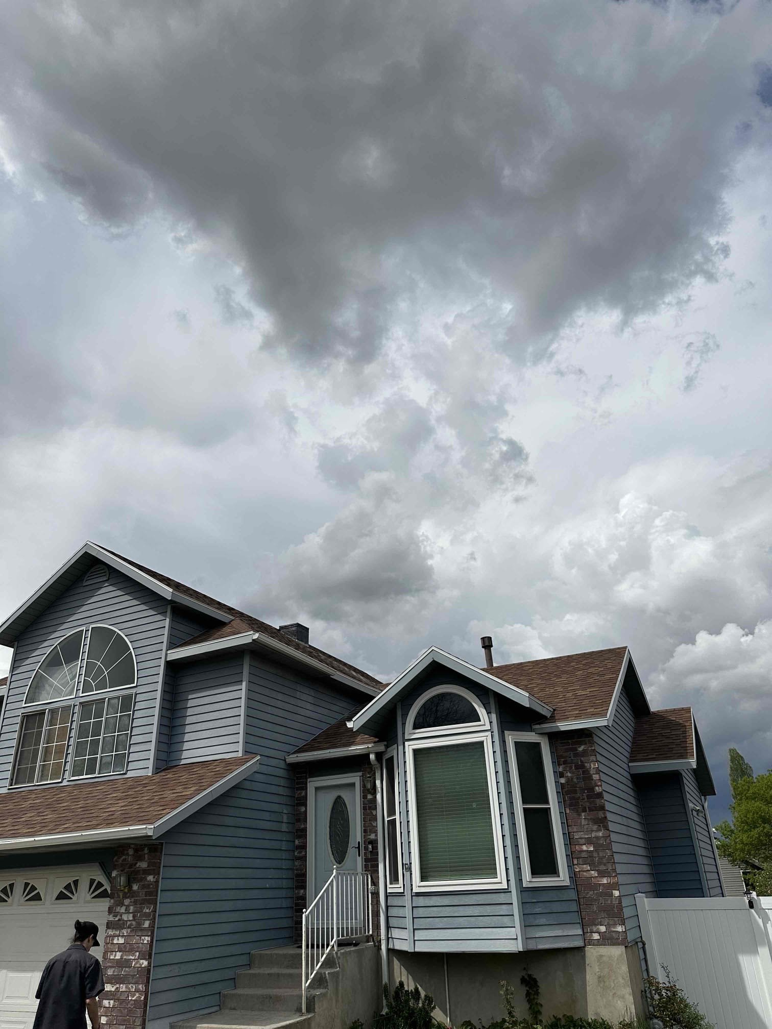 Image depicting signs your air conditioning needs servicing, relevant for those searching 'air conditioning install near me' and considering 'air conditioning unit cost'. Common issues like weak airflow, unusual noises, or inconsistent temperatures are visually represented, prompting viewers to consider professional AC maintenance or replacement options.