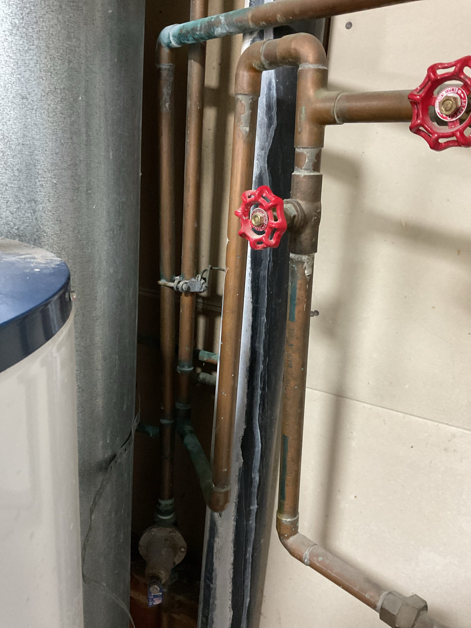 Image depicting water softener maintenance, a process analogous to commercial grease trap cleaning. Regular cleaning, including the resin tank, ensures optimal performance and prevents buildup, similar to how grease trap cleaning maintains efficient wastewater systems.