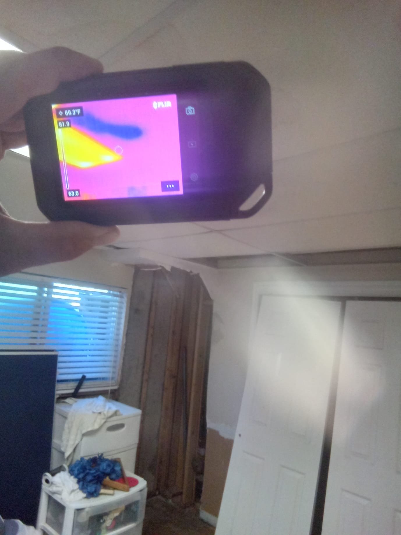 HEPA air purifier removing contaminants, crucial for sewage water cleanup and water damage restoration, ensuring a healthy and clean environment after floods or plumbing failures.