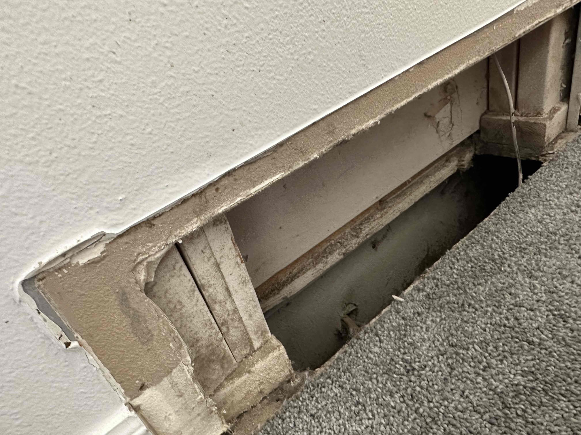 Image depicting smoke or a house with smoke damage, possibly with baking soda nearby. Represents the concept of detecting smoke smells and the need for smoke damage cleaning services. Highlights baking soda as a potential odor absorbent.