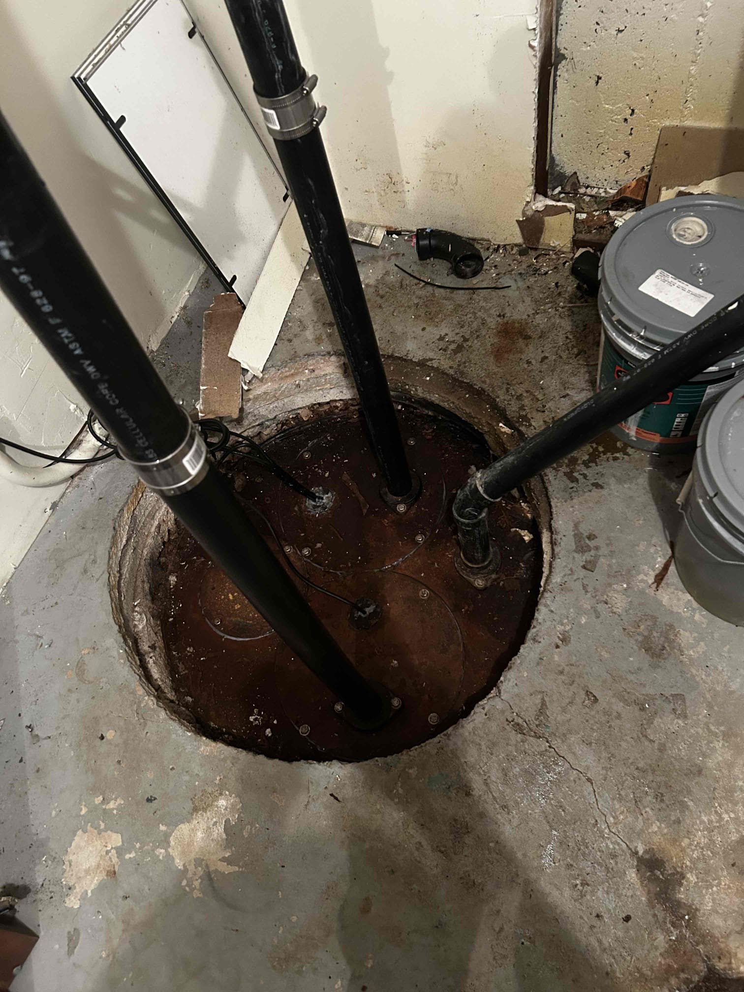 Image depicting residential sewage backup odor removal services. Addresses sewage smell in house after rain and highlights both installation and maintenance for effective odor elimination.