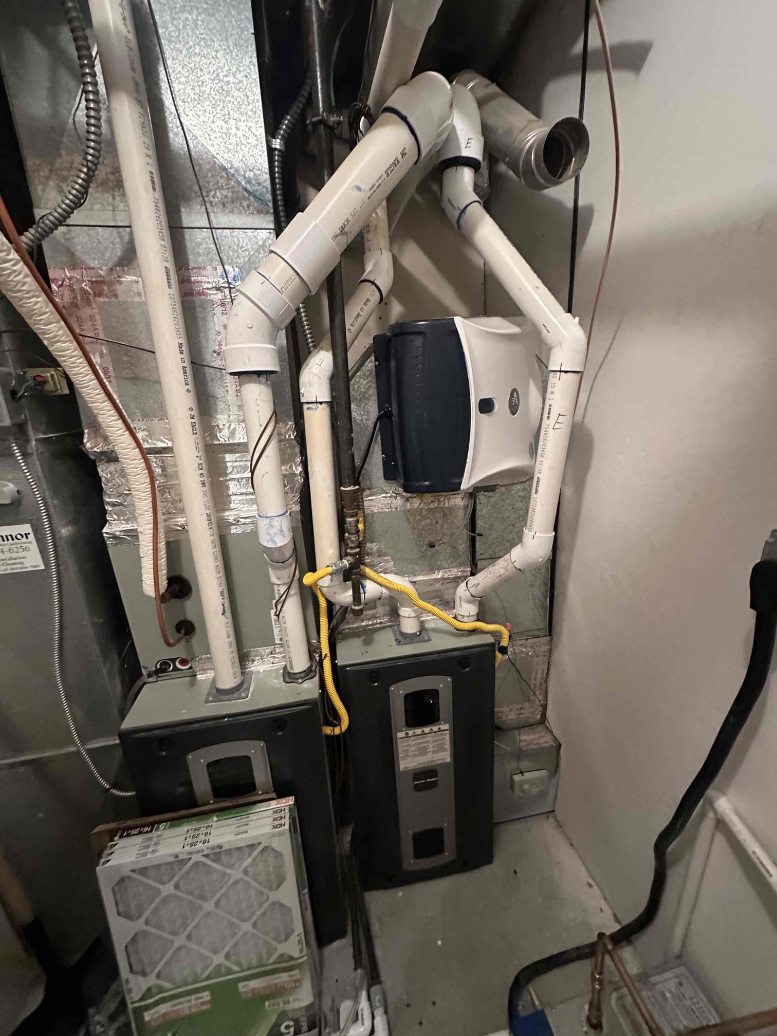 Image depicting affordable residential mold odor removal services, focusing on mold remediation in air vents commonly found in apartments. Professional repair eliminates mold and associated odors, ensuring a healthy living environment.