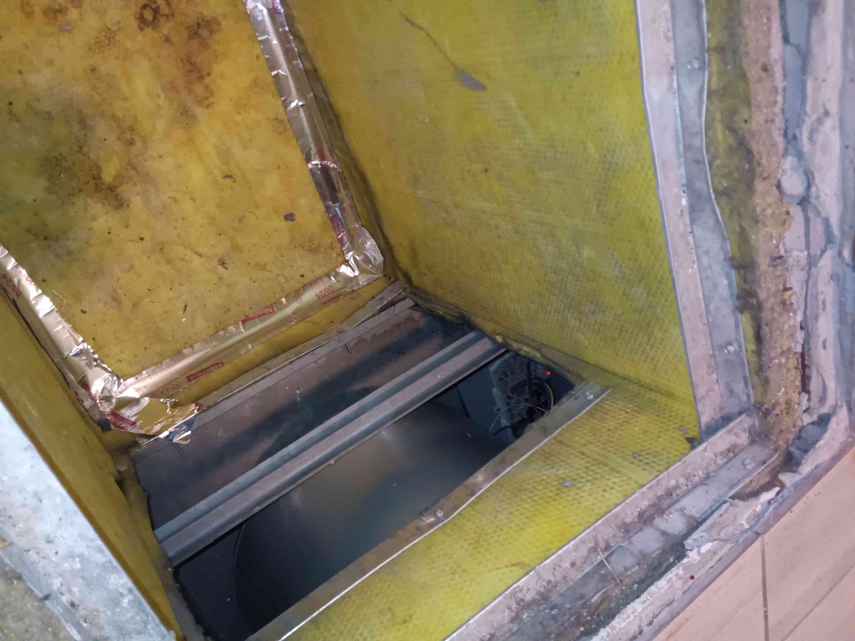 A portable air cooler with ice, a compact and efficient personal cooling solution. Ideal as a portable cooler and outdoor air cooler, it provides refreshing relief from the heat.