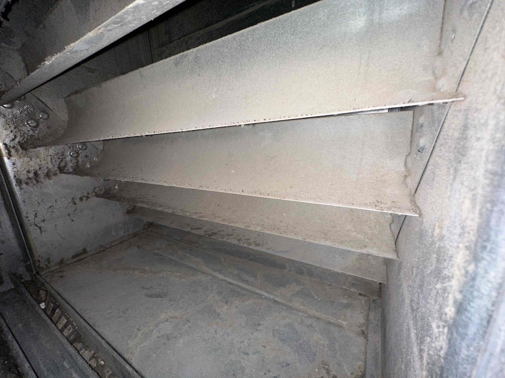 Image depicting an HVAC technician performing an air conditioning inspection. Represents free air conditioning inspection offers and routine air conditioning maintenance services to ensure optimal system performance and energy efficiency.