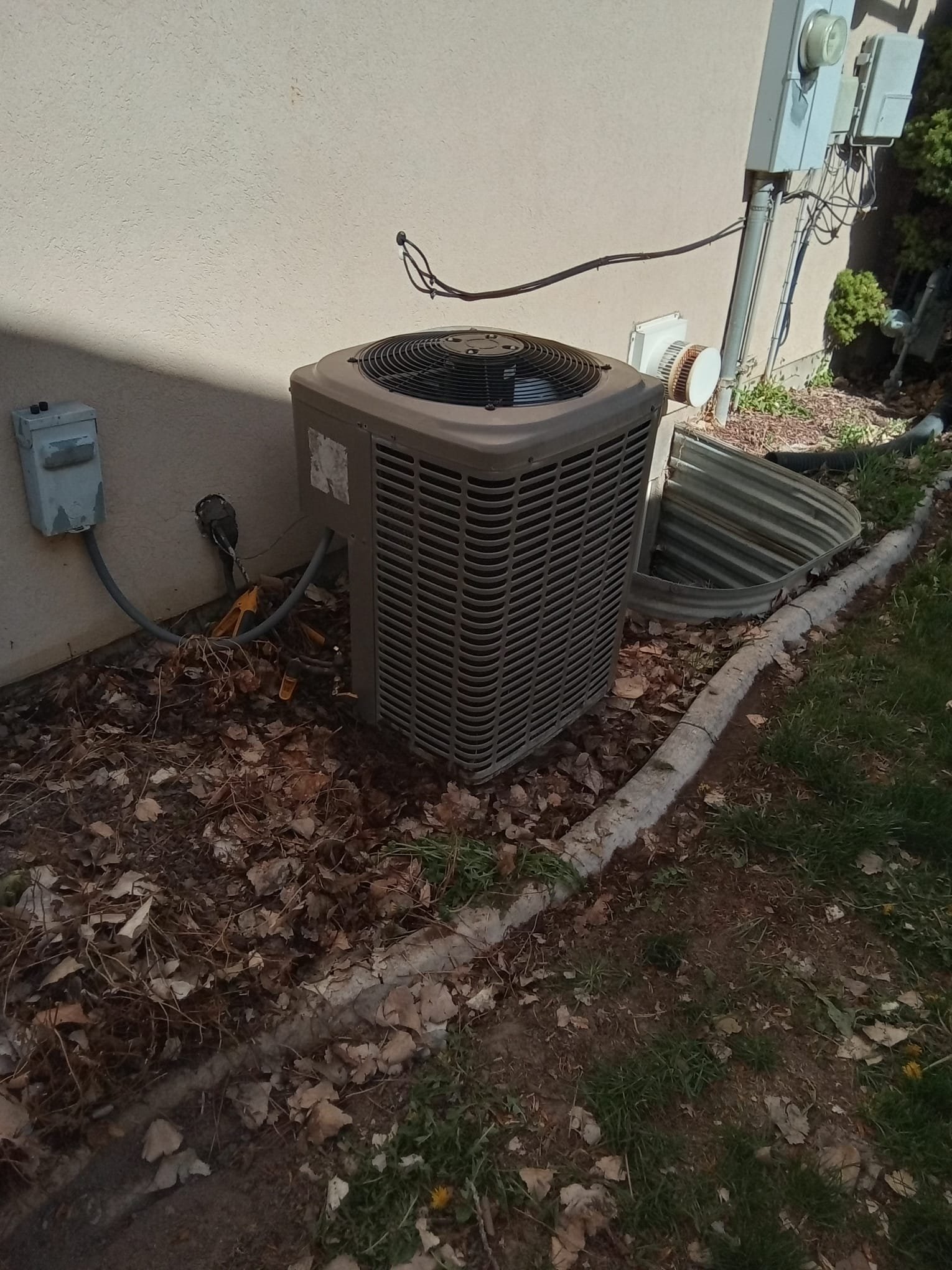 Image showcasing commercial air conditioning systems, highlighting various commercial air conditioner brands. Suitable for large spaces, these units ensure optimal climate control and energy efficiency for businesses.