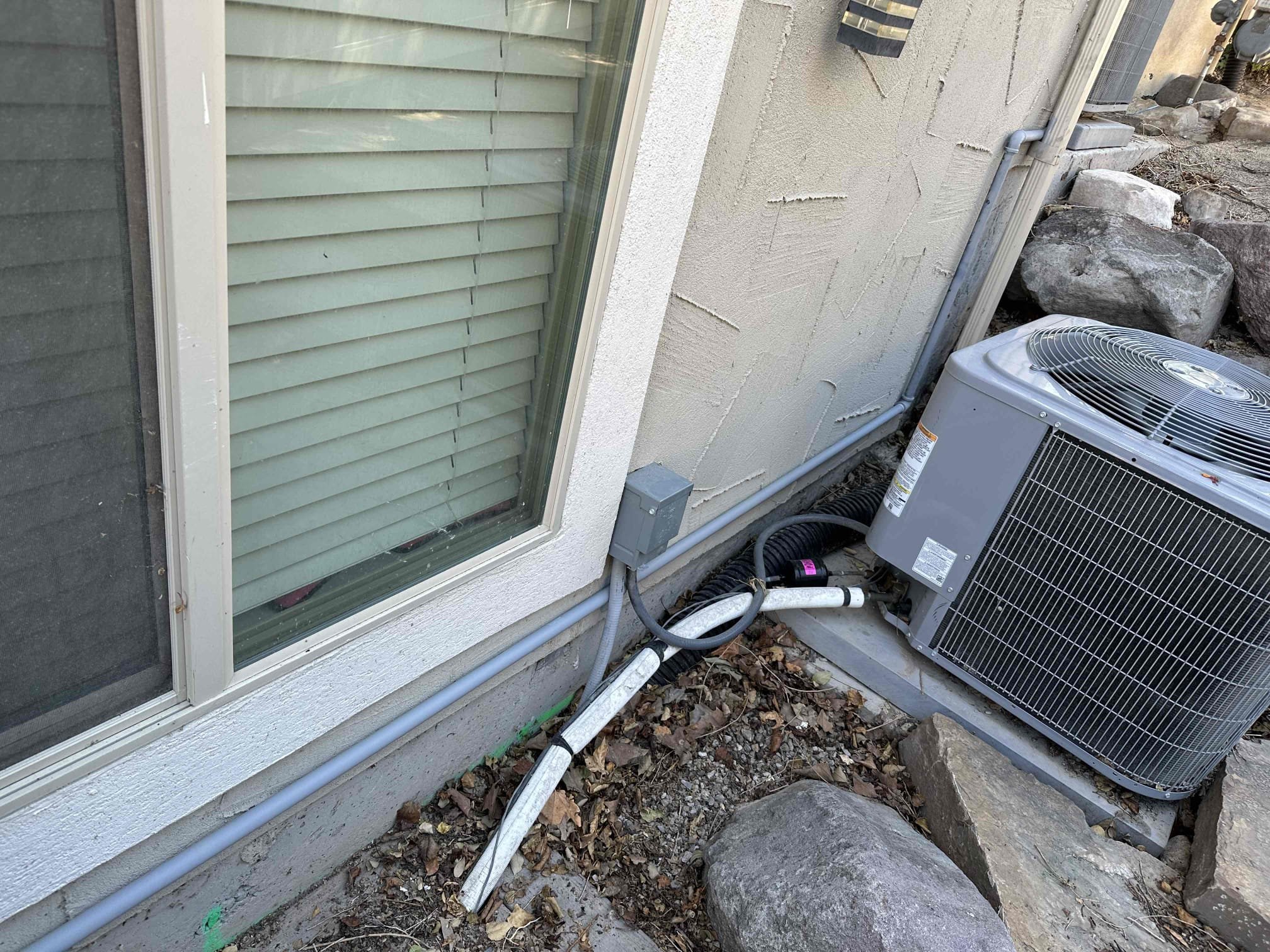 Image showcasing air conditioning solutions, including portable air conditioners and central air conditioning units, representing local air conditioning services.