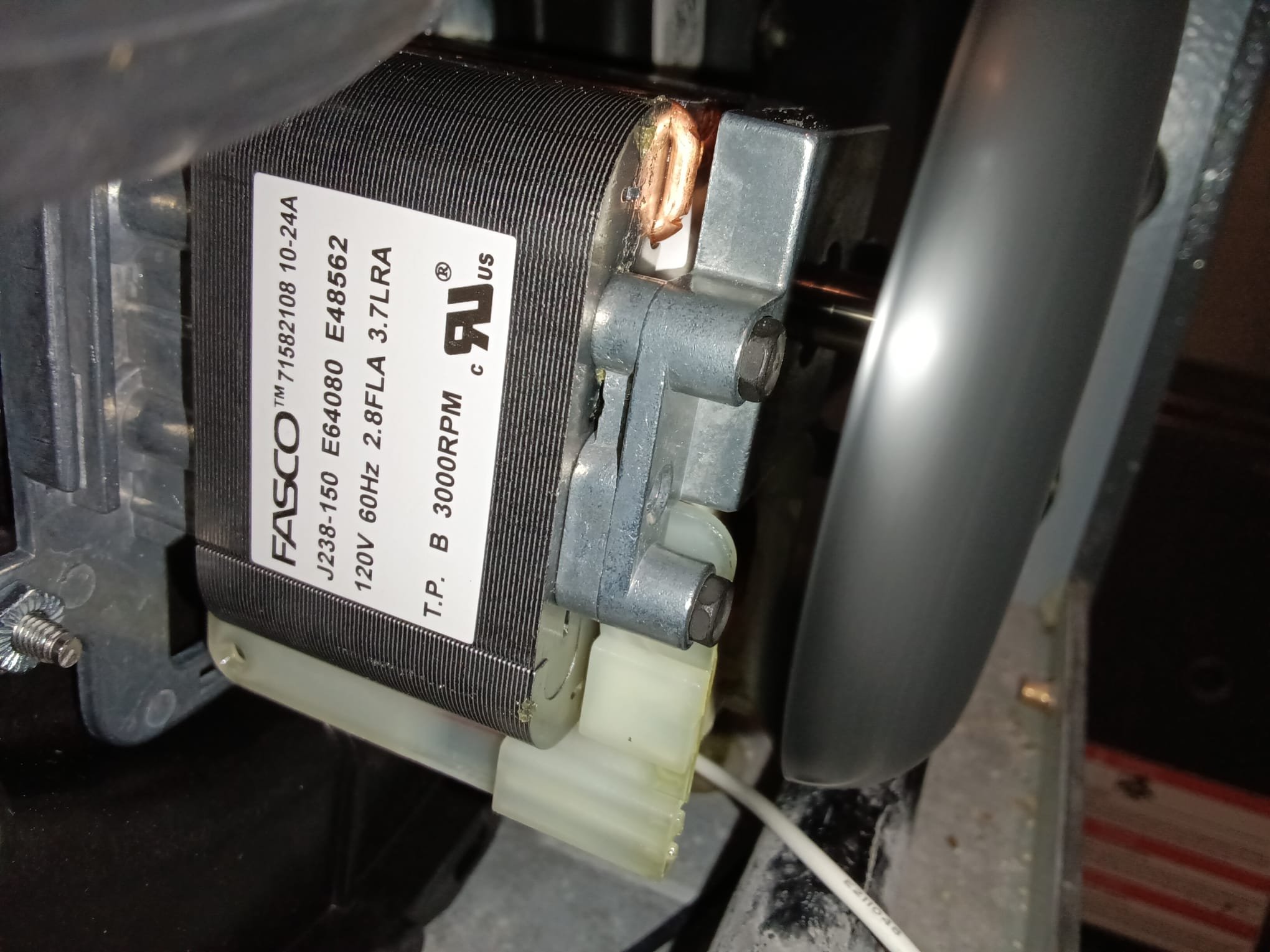 Affordable residential bathroom mold recovery services. Image depicts a clean bathroom, relating to services such as unclogging bathroom tubs and thorough mold inspection for a healthy home.