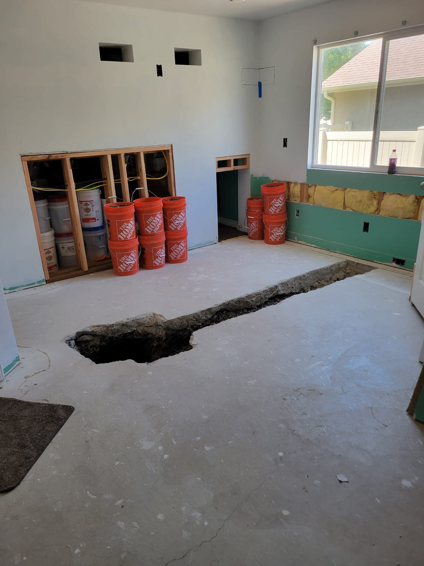 Image illustrating commercial mold cleanup pricing. Get a professional commercial mold cleanup estimate for effective and safe mold remediation in your business.