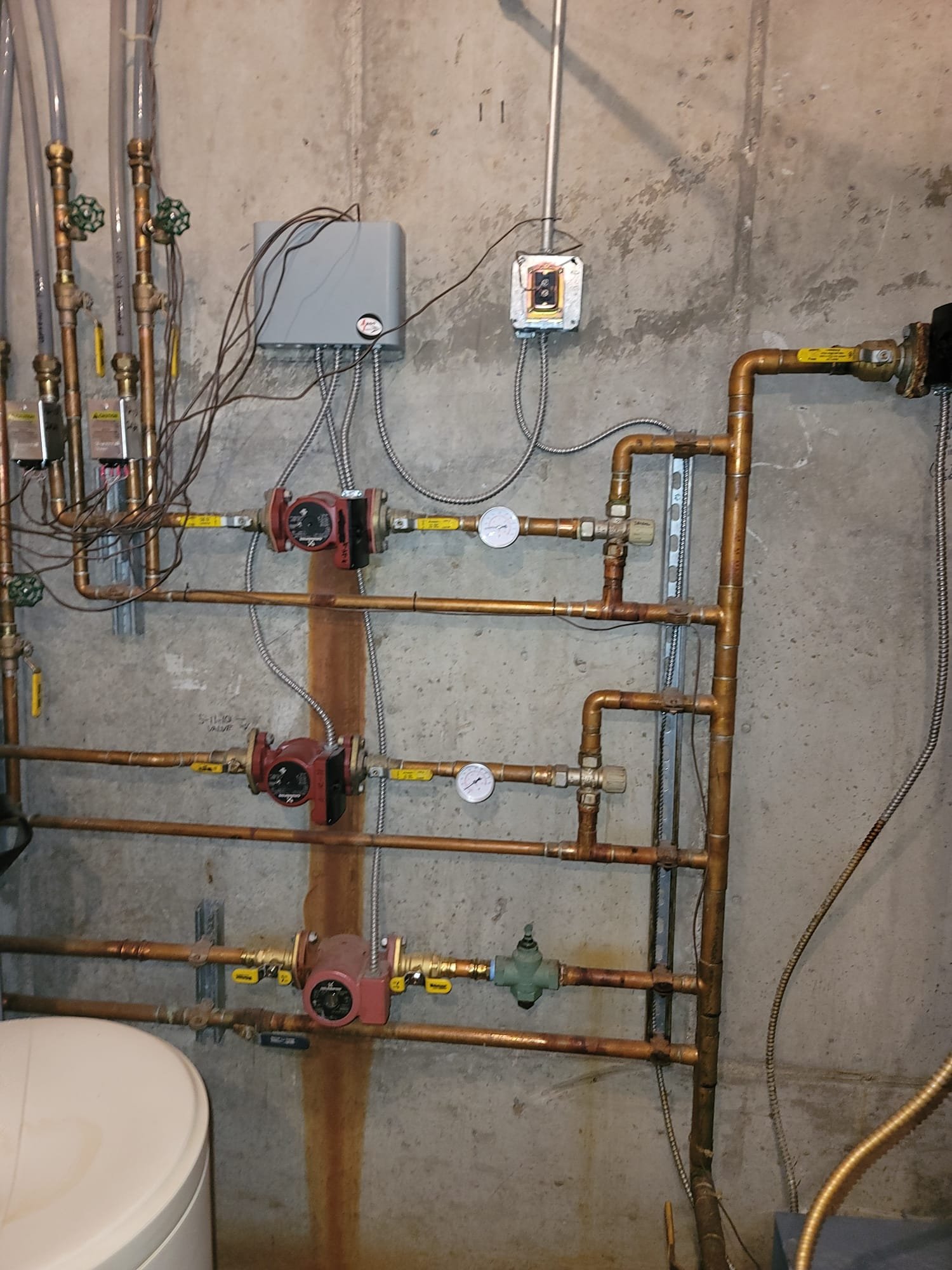 Image depicting a skilled HVAC technician providing expert air conditioning repair and maintenance services. Symbolizes reliable local AC repair solutions and the best heating and air conditioning services nearby.