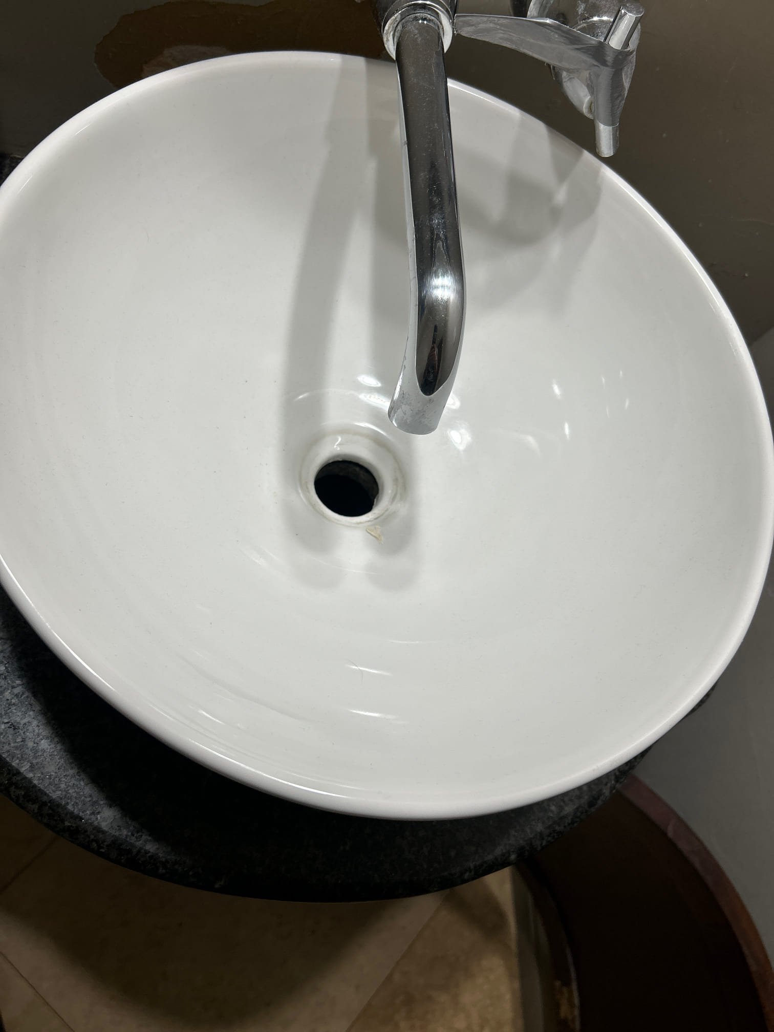 Image depicting solutions for household cleaning and maintenance, including unclogging a dishwasher and upholstery cleaning. A visual guide to tackling common home issues.