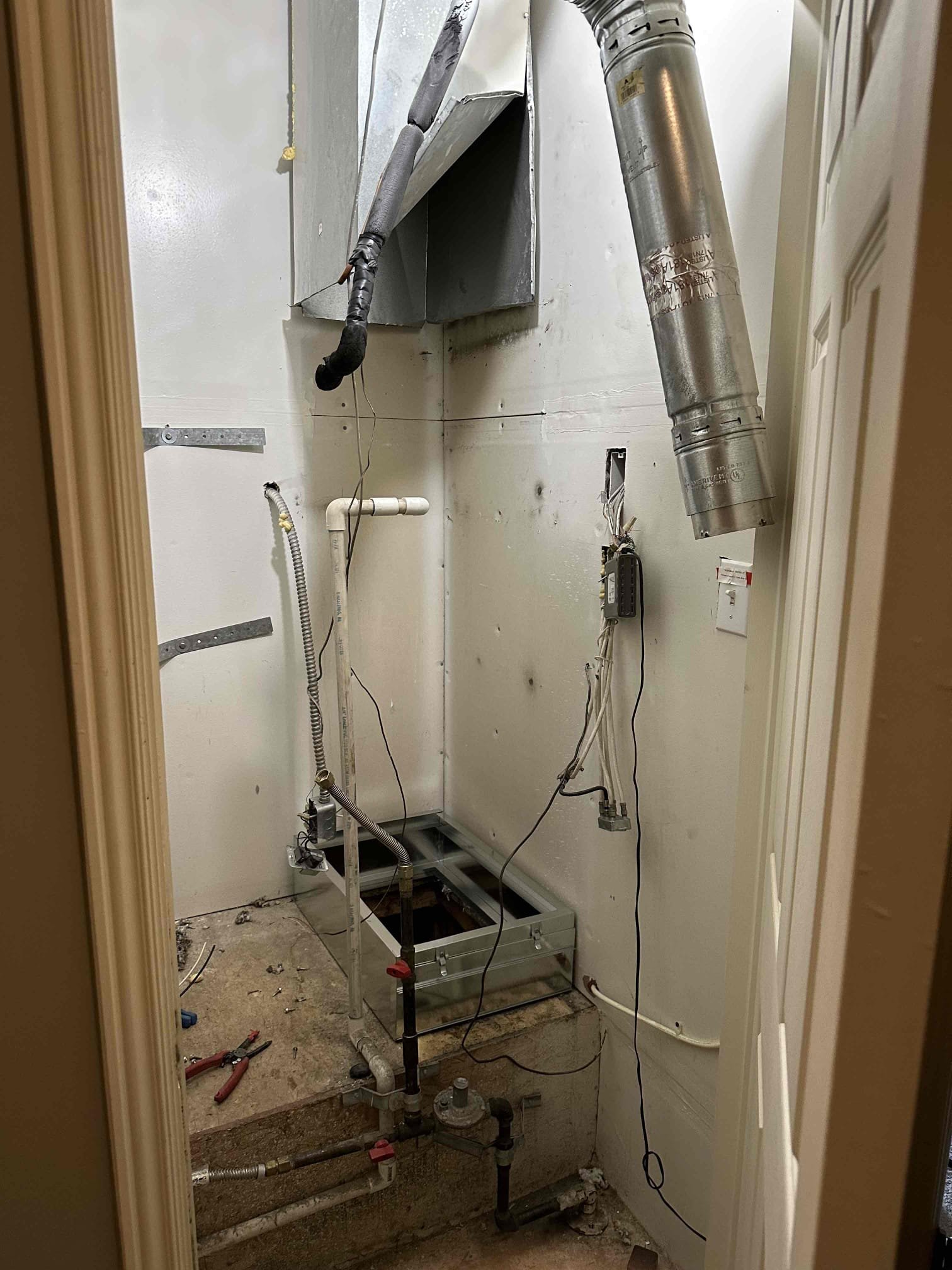 A professionally installed Comfortotal mini-split system, highlighting its sleek design and suitability for commercial spaces. Ideal for efficient and targeted cooling, emphasizing its role in commercial air conditioner installation and the ease of maintenance and repair for commercial air conditioning systems.