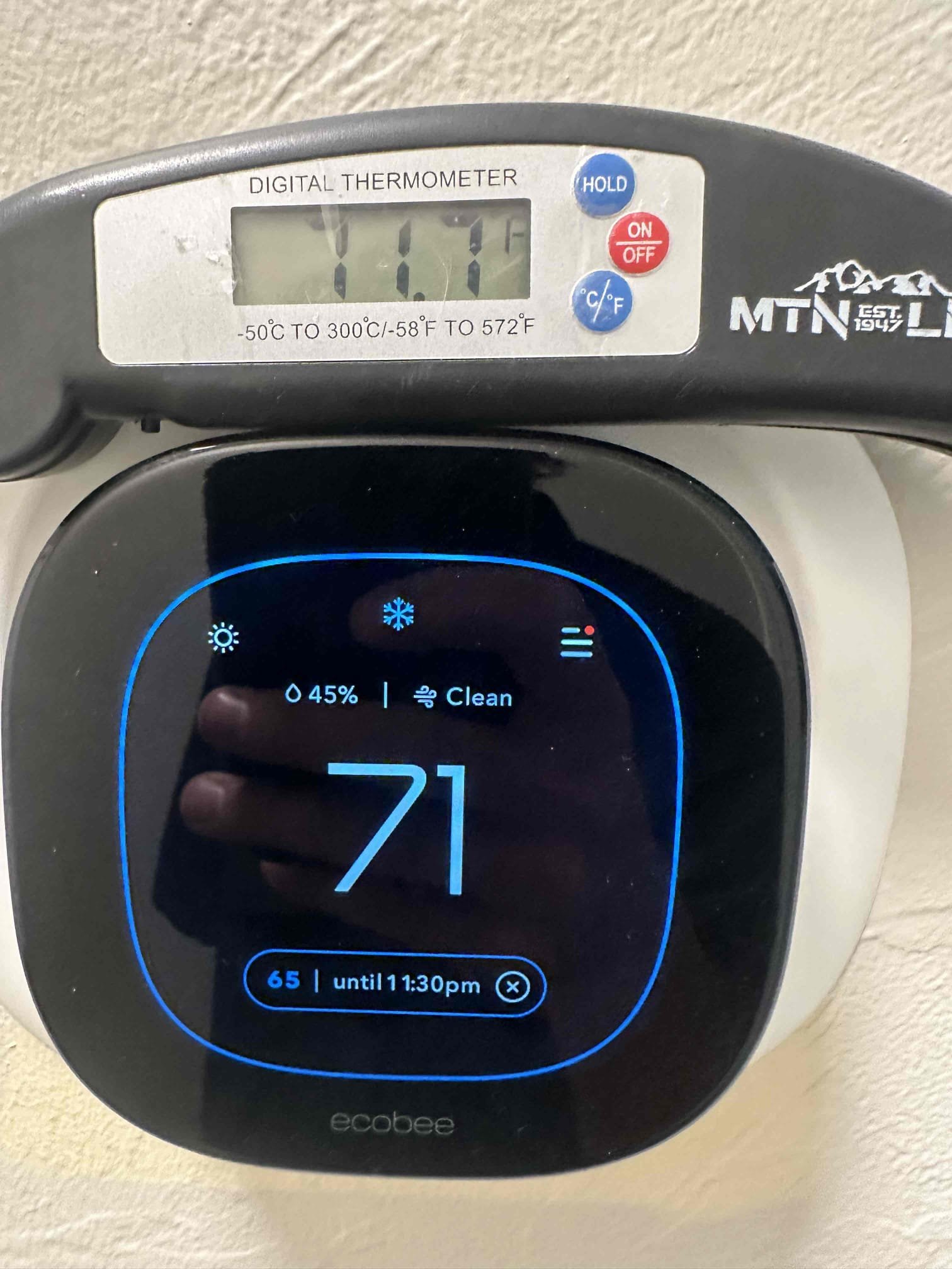 HVAC maintenance guide focusing on air conditioning and dehumidification. Learn essential tips for regular HVAC maintenance to improve efficiency and prolong the life of your system.